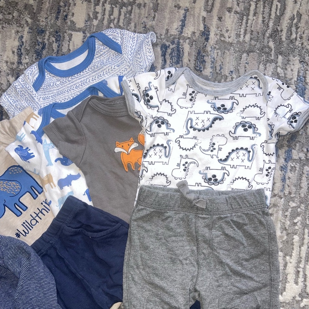 Baby bundle 5 onesie + 2 pants + 1 zip up hoodie. Variety brands size 6-9 months - Picture 3 of 4